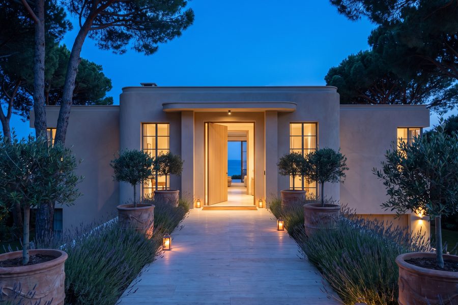 La villa Calanquière à l’heure bleue, au bout de son allée de travertin bordée de lavande et de jarres.